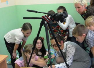 Снимает и показывает «Счастливый дитёнок»