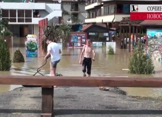 По улицам Мирного ходят на лодках