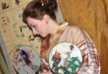 Лисьим хвостом листая календарь.