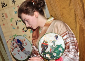 Лисьим хвостом листая календарь.