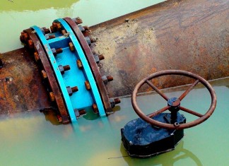 В Сочи упал в яму магистральный водовод