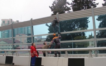 В Сочи мужчину отговорили от прыжка с эстакады