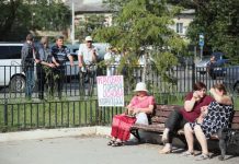 Сидячий протест Митинг в микрорайоне КСМ, 21 июня 2016 года. Сочинские новости. Фото: Валерий Перевозчиков.
