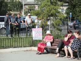 Сидячий протест Митинг в микрорайоне КСМ, 21 июня 2016 года. Сочинские новости. Фото: Валерий Перевозчиков.