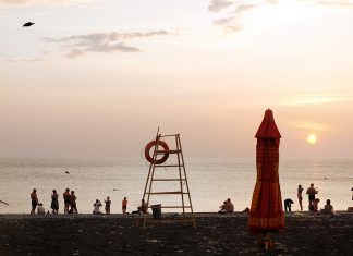 Власти Сочи передумали вводить запрет на морские ночные купания