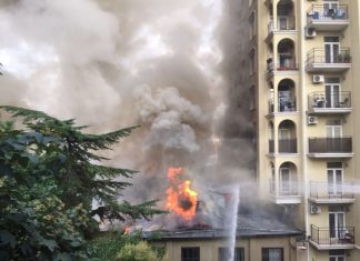 Пожарным не удается локализовать огонь на улице Цюрупы