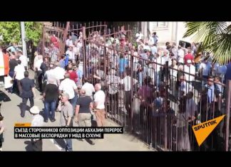 Абхазские оппозиционеры штурмуют МВД