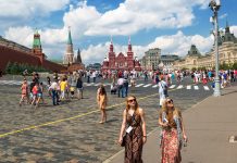 Индустрия гостеприимства в России выходит из кризиса Красная площадь, туристы.