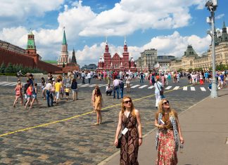 Индустрия гостеприимства в России выходит из кризиса Красная площадь, туристы.