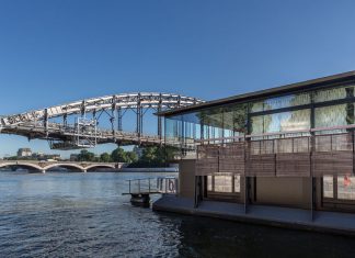 В Париже открылся первый плавающий отель