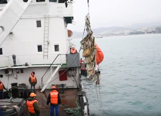 ФСБ назвала четыре версии крушения Ту-154 в Сочи Поисковая операция на месте крушения Ту-154 в Сочи. Фото: пресс-служба МЧС России.