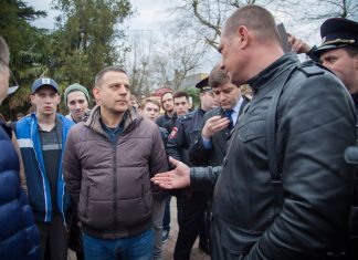 Небиеридзе арестовали на восемь суток за организацию митинга Виталий Небиеридзе (в центре). Акция "Он нам не Димон", 26 марта 2017 года. Фото: Таисия Симонова.